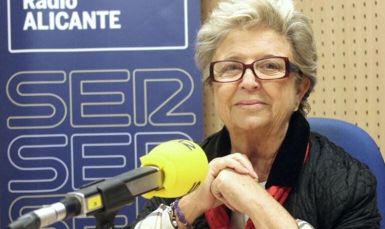 Emilia Caballero en una visita a Radio Alicante