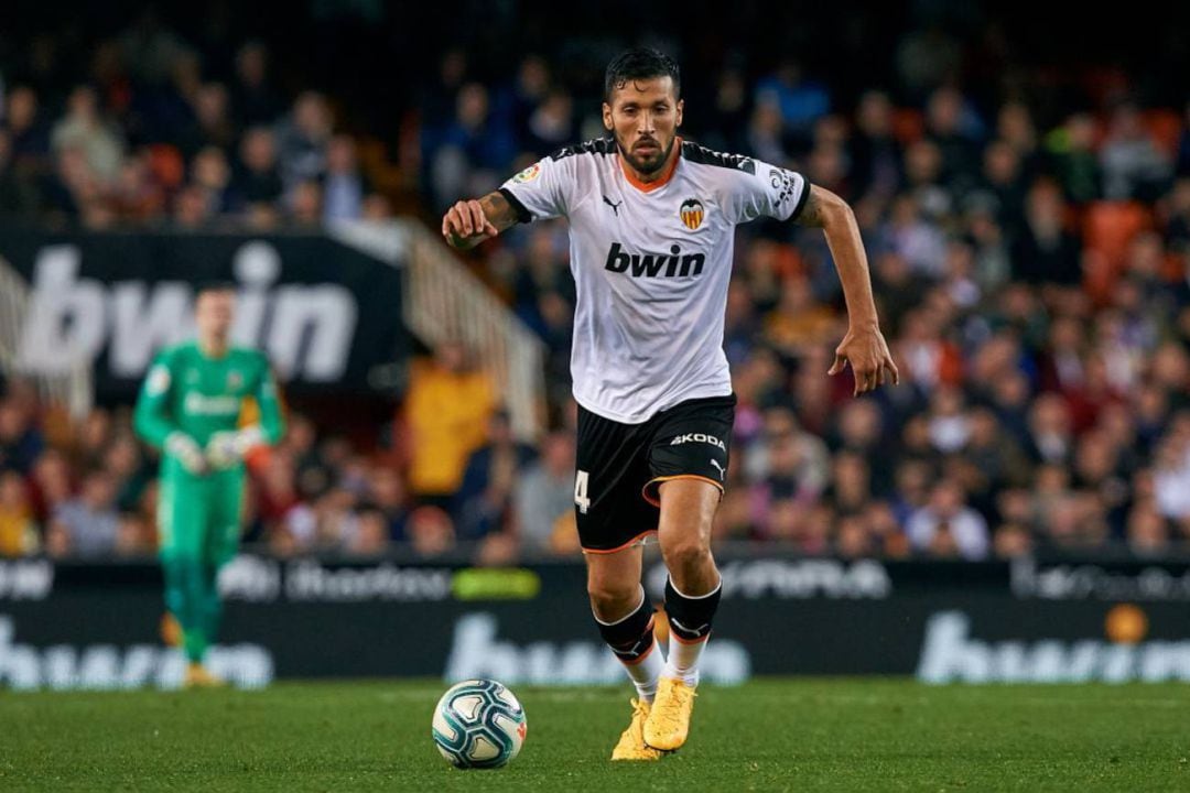 Ezequiel Garay, en el transcurso de un partido con el Valencia. 