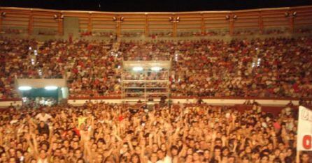 Asistentes a un Festival &quot;Puertollano y Olé&quot; llenando las gradas del Coso Polivalente de Puertollano