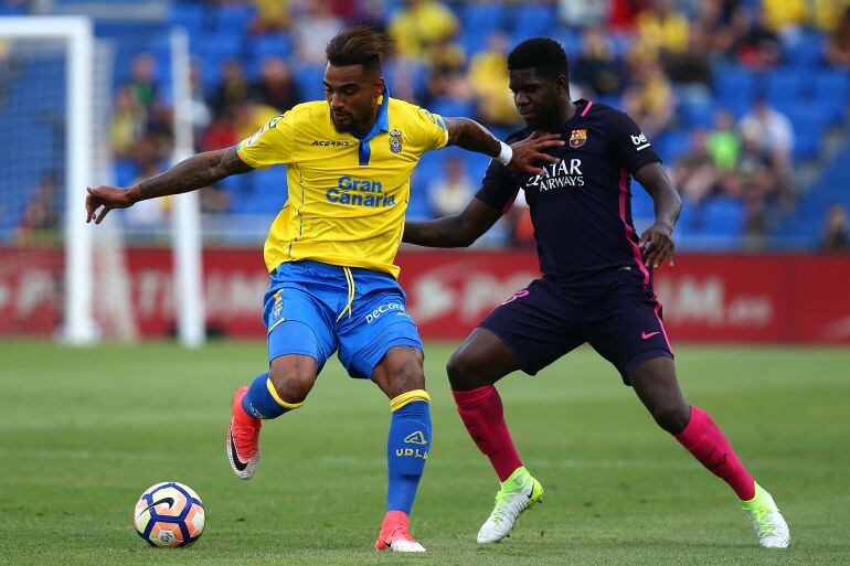 Kevin-Prince Boateng disputa el balón con Umiti durante un partido de La Liga. 