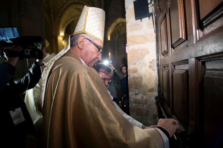 El obispo de Santander, Manuel Sánchez Monge (c) durante la ceremonia en la que han cerrado la Puerta del Perdón poniendo fin al Año Santo Lebaniego en el que cerca de un millón de peregrinos han pasado por ella, hoy en el Monasterio de Santo Toribio de L