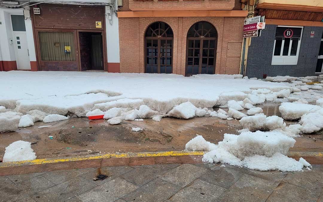 El manto blanco que ha formado el granizo en Andorra recuerda a la nieve