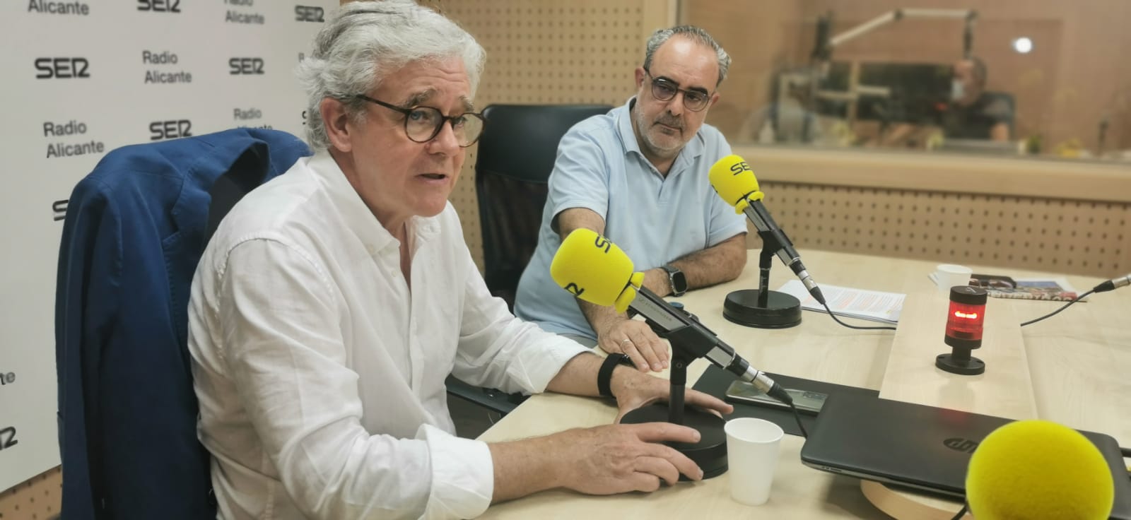 Francisco LLopis, director de Estudios de INECA y Nacho Amirola, presidente de INECA, durante la entrevista en Hoy por Hoy Alicante