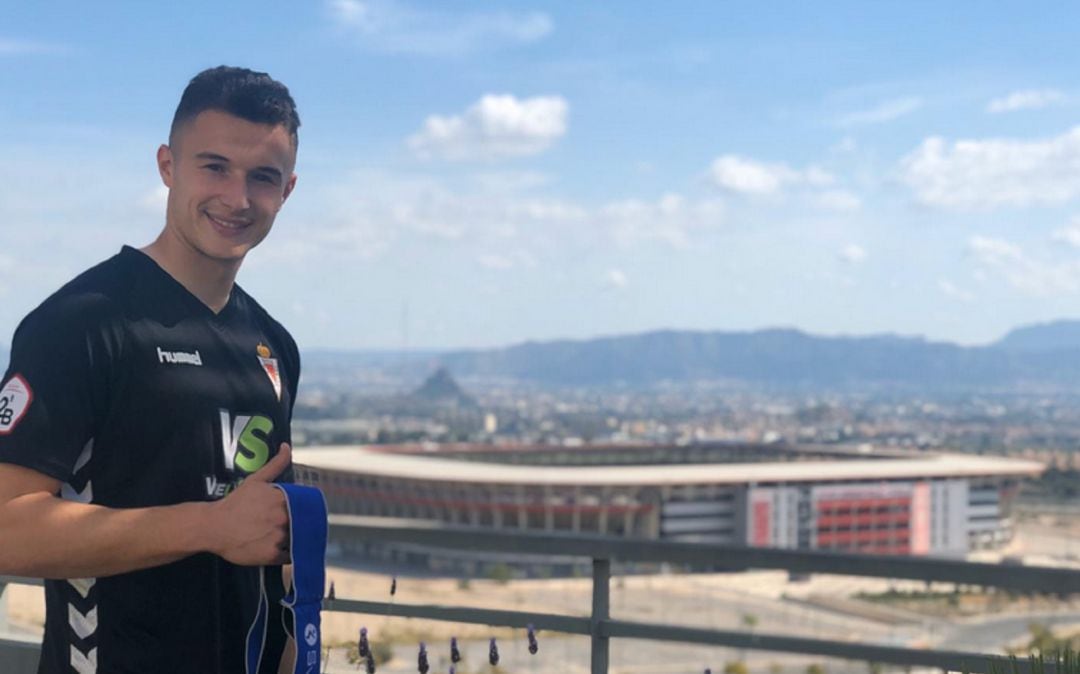 Tanis Marcellán desde el balcón de su domicilio, donde se puede ver el Estadio Enrique Roca