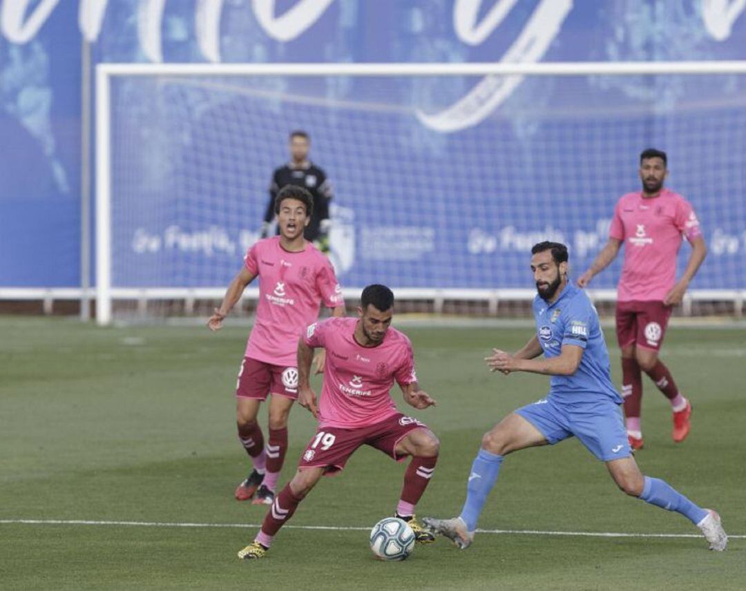 Joselu trata de controlar el balón en el transcurso del partido.