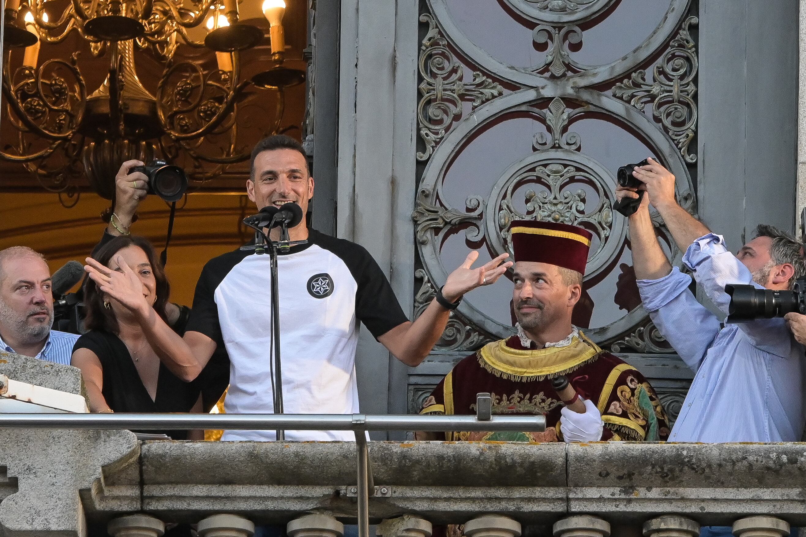 A CORUÑA, 01/08/2023.- El seleccionador argentino de fútbol y exjugador del Deportivo, Lionel Scaloni (c), durante el pregón de las Fiestas de María Pita ofrecido este martes desde el balcón del ayuntamiento de A Coruña. EFE/Moncho Fuentes
