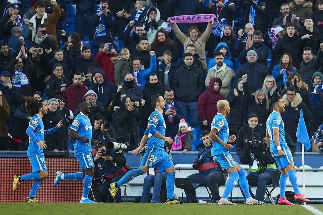 Angel (1d) celebra el gol de la victoria seguido de Deyverson, Maksimovic, Etebo y Cucurella.