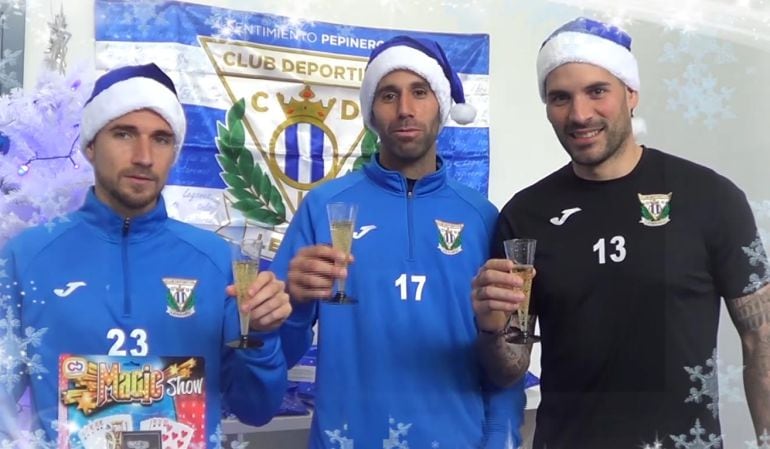 Omar (23), Víctor Díaz (17) y Herrerín (13) felicitaron la Navidad a los pepineros