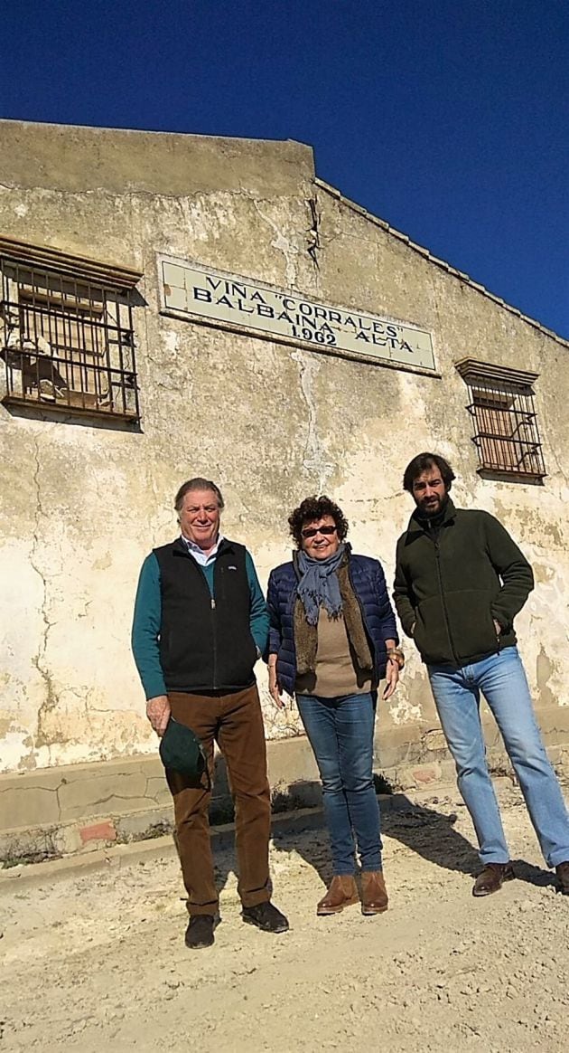 Carlos del Río, Paz Ivison y Carlos del Río Jr, en Viña Corrales en diciembre de 2018