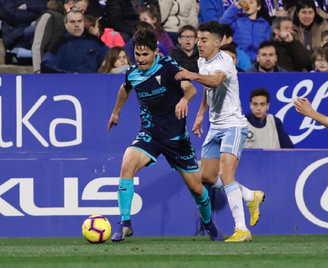 Diego Aguirre lucha por un balón en La Romareda contra el Albacete