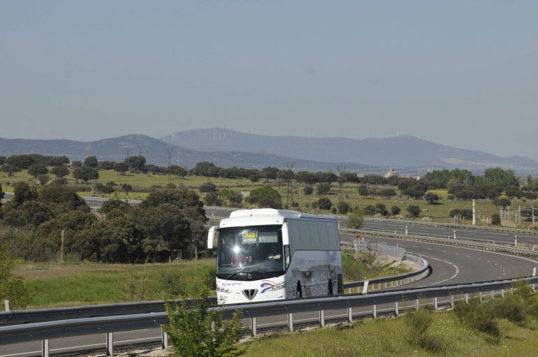 Un autobús haciendo un servicio entre Madrid y Segovia 