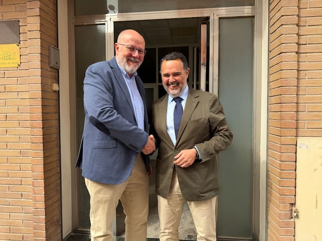 El decano del ICALI, Ignacio Gally, y el delegado del Colegio en Villena, Ramón García, a las puertas de la nueva sede.