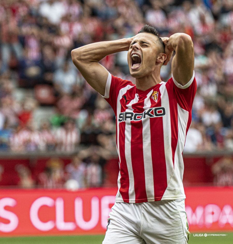 Gaspar Campos se lamenta de una ocasión fallada contra el Eldense.