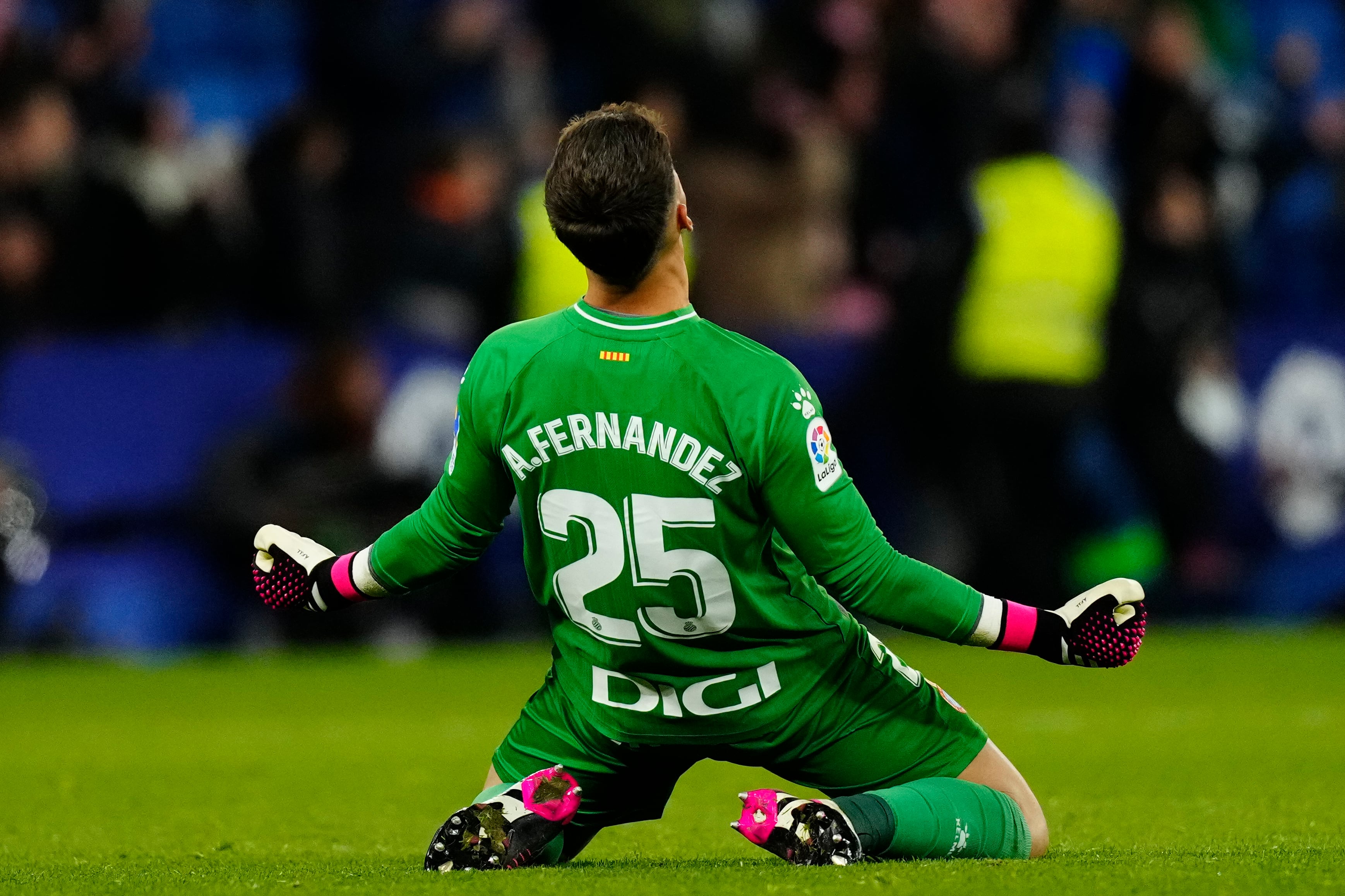 El portero del Espanyol Álvaro Fernández celebra la victoria de su equipo en el partido de LaLiga frente al Betis