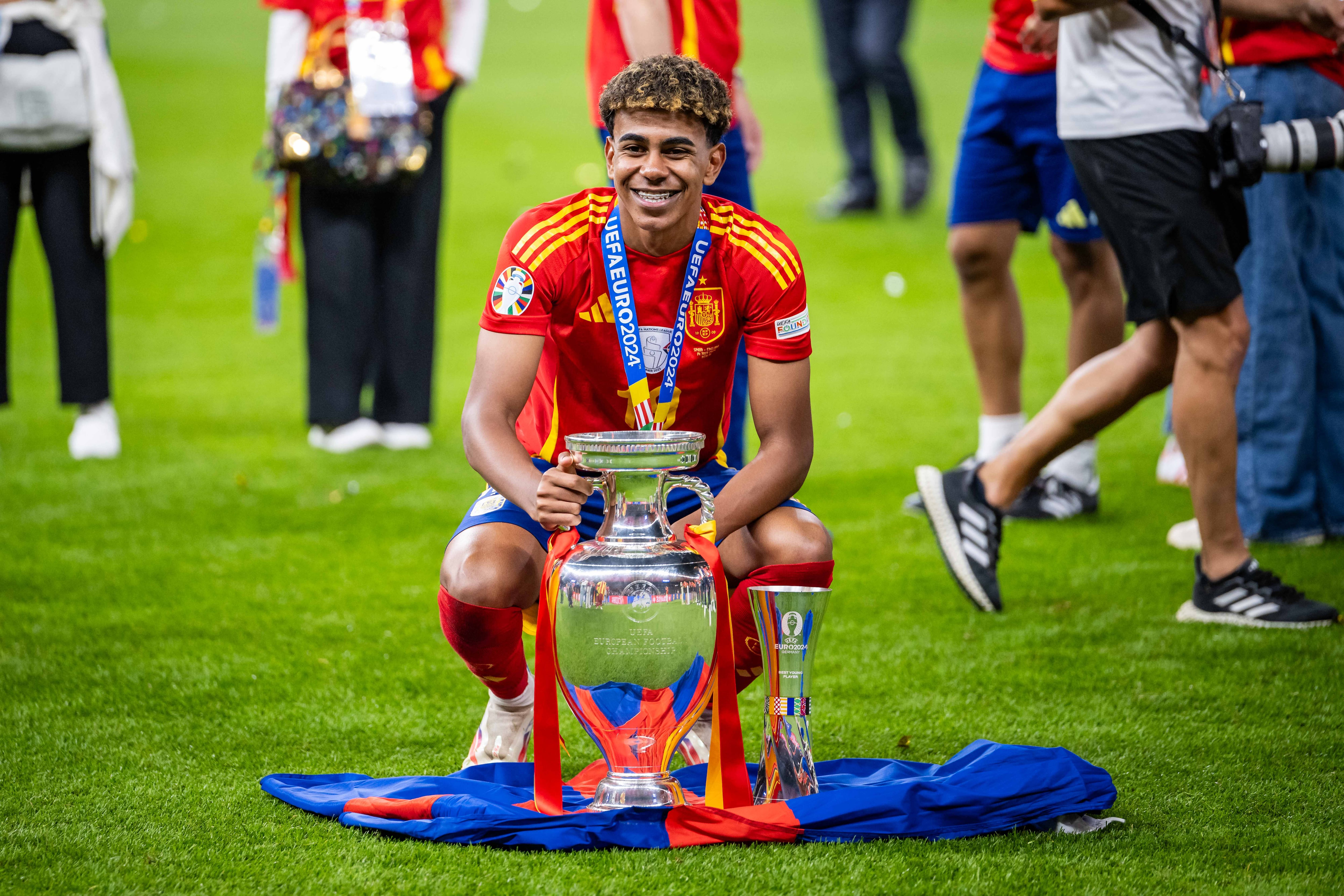 Lamine Yamal con el trofeo de la Eurocopa conquistado en Berlín el pasado domingo.