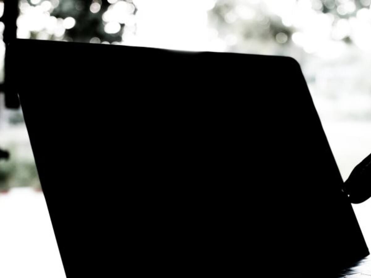 La Policía detiene a una mujer por una presunta estafa por internet