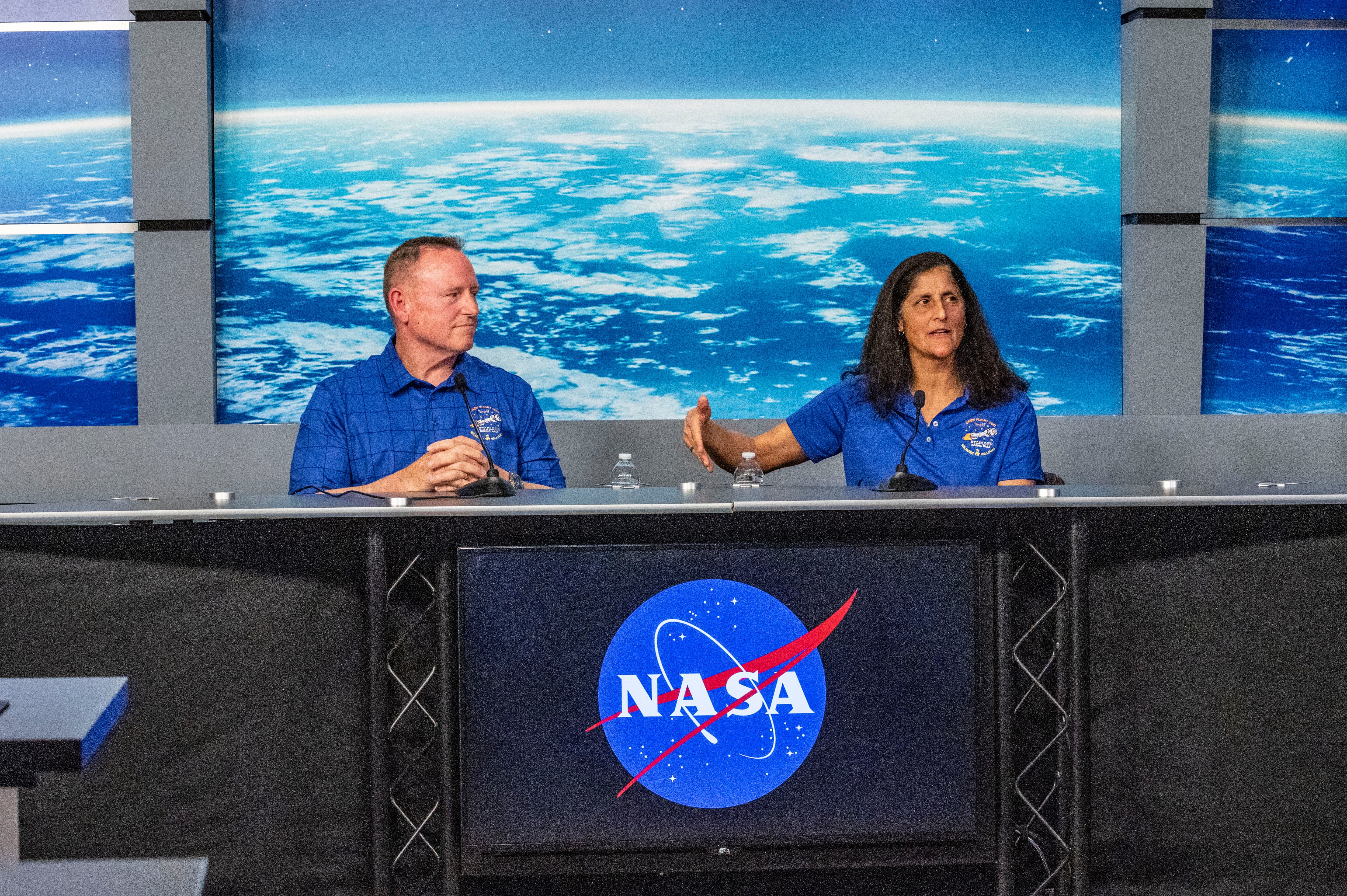 Sunita Williams y Butch Wilmore, antes de partir a la EEI.