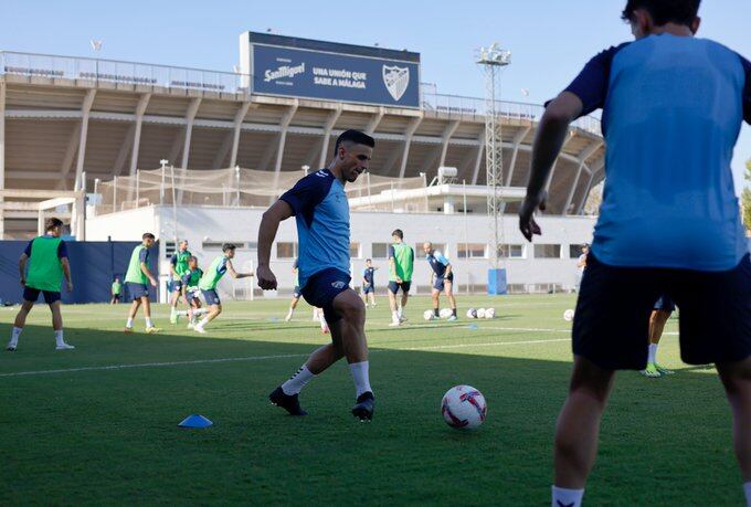 Uno de los fichajes del Málaga, el centrocampista Luismi Sánchez, entrenando por primera vez con su nuevo equipo