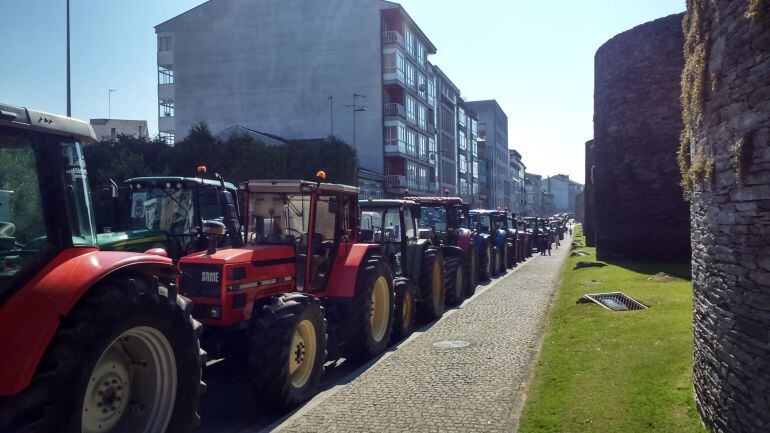 Tractores en una jornada de protesta en la Ronda de la Muralla en Lugo