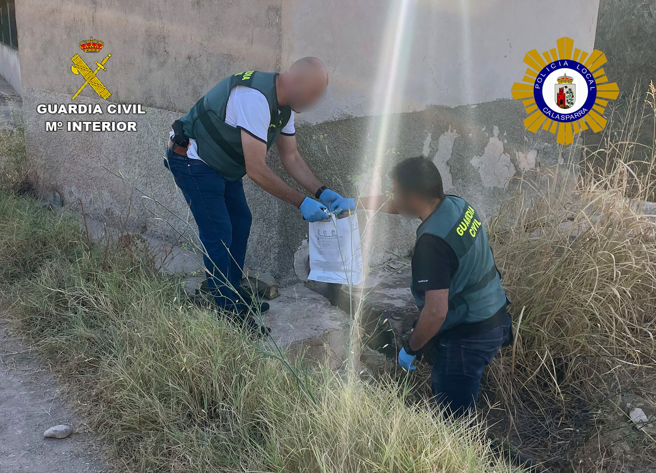 Agentes de la Guardia Civil en pleno registro en la Operación &#039;Ruku&#039;