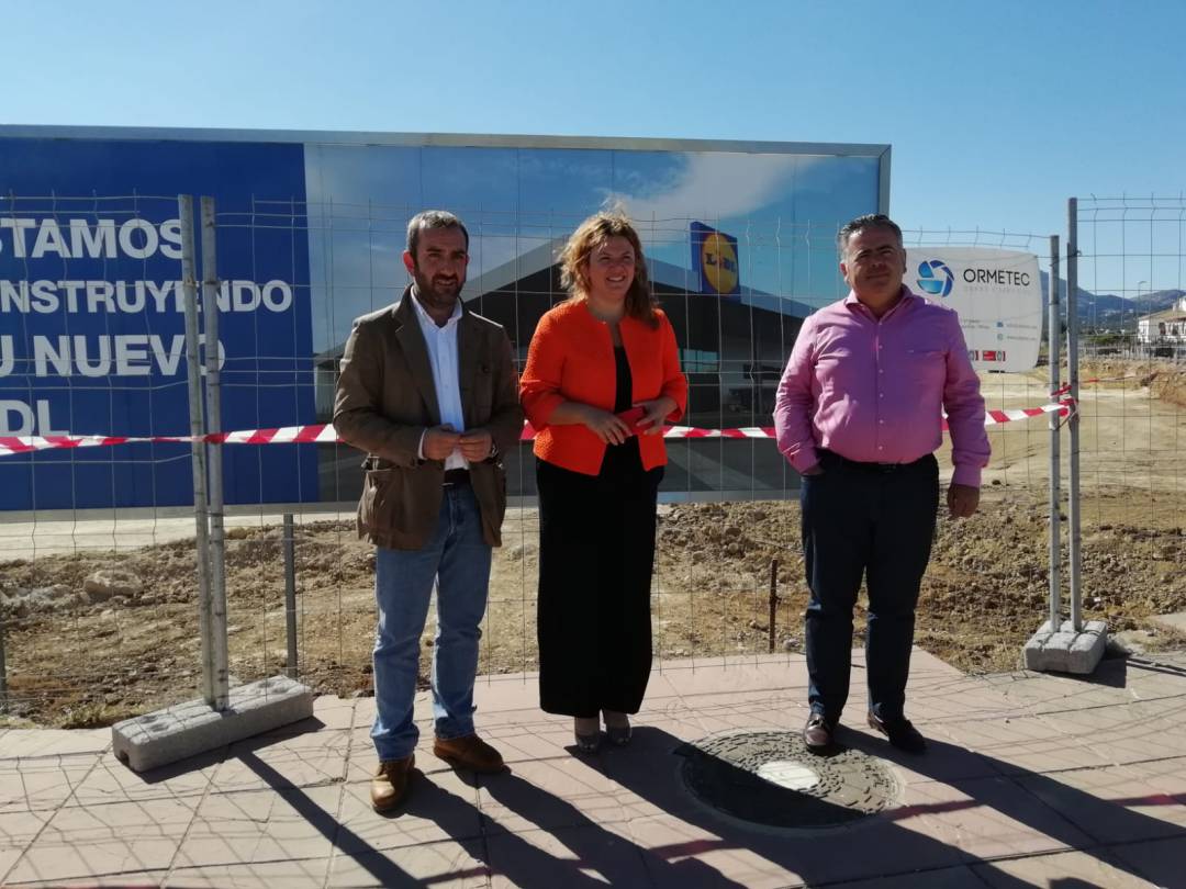 Fco. Márquez, concejal de Urbanismo, Teresa Valdenebro, alcaldesa y Carlos Zamudio, de Caorza, han presentado el proyecto