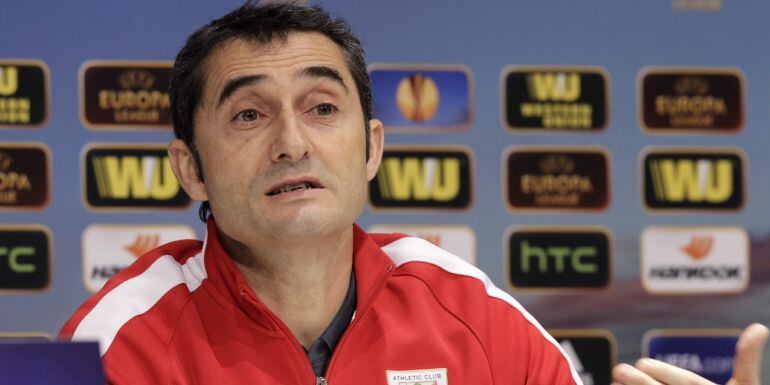 GRA195. BILBAO, 25/02/2015.- El entrenador del Athletic Club, Ernesto Valverde, durante la rueda de prensa que ofreció esta mañana en San Mamés previa al partido de vuelta de dieciseisavos de final de la UEFA Europa League, que el Athletic jugará mañana contra el Torino. EFE/Alfredo Aldai