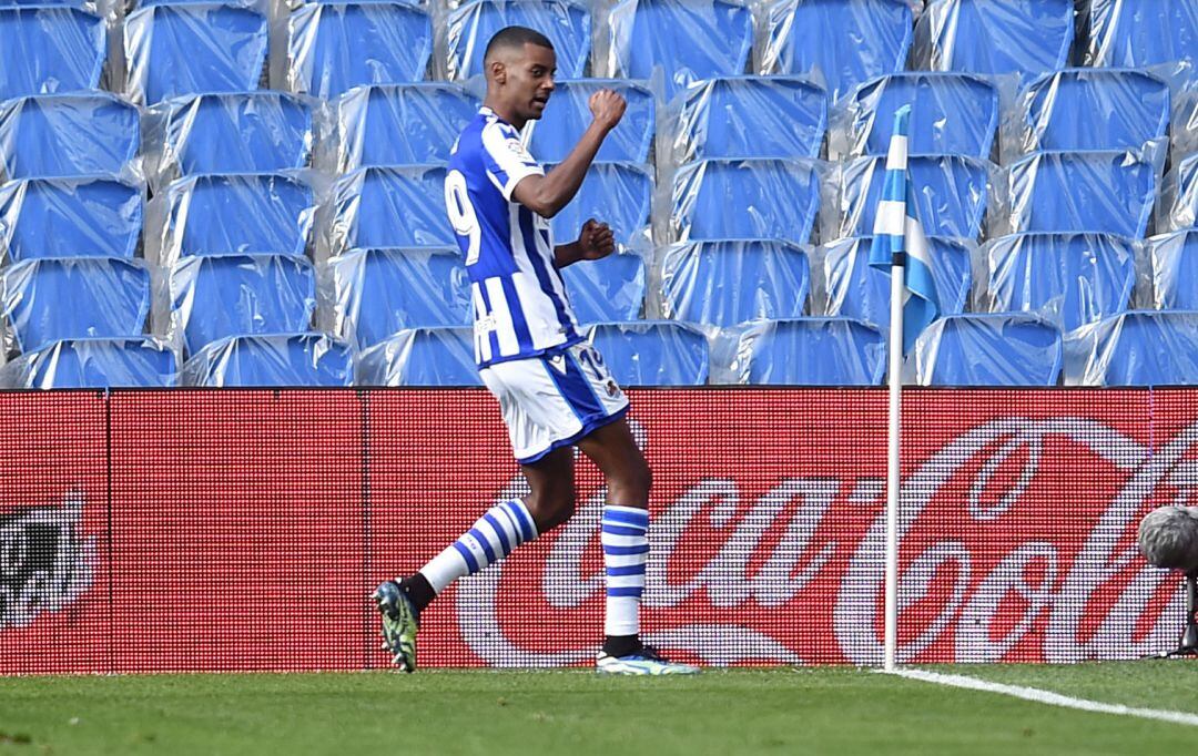 Isak celebra uno de sus últimos goles en Anoeta