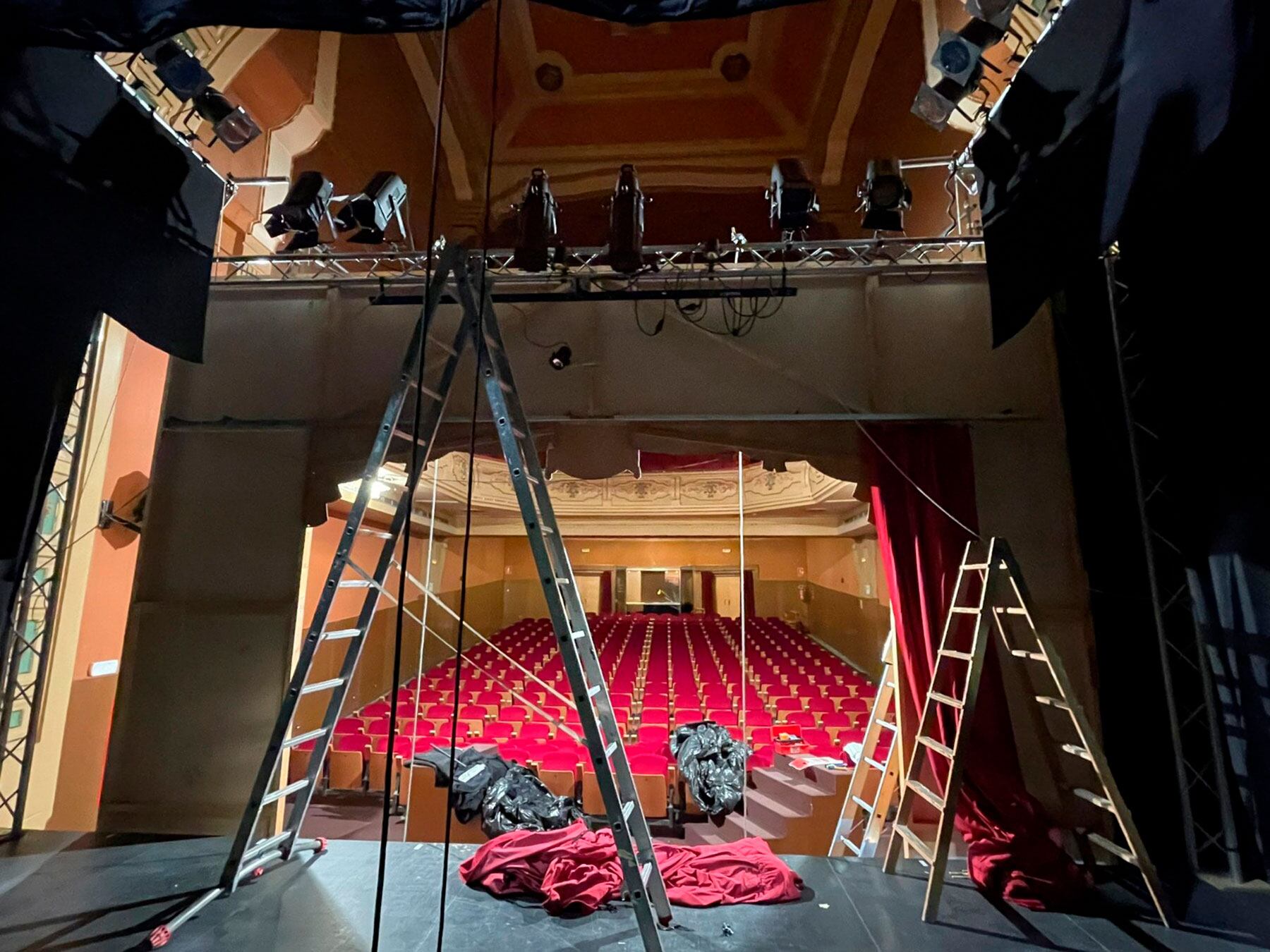 Primers treballs per adaptar el Teatre Principal al Betlem