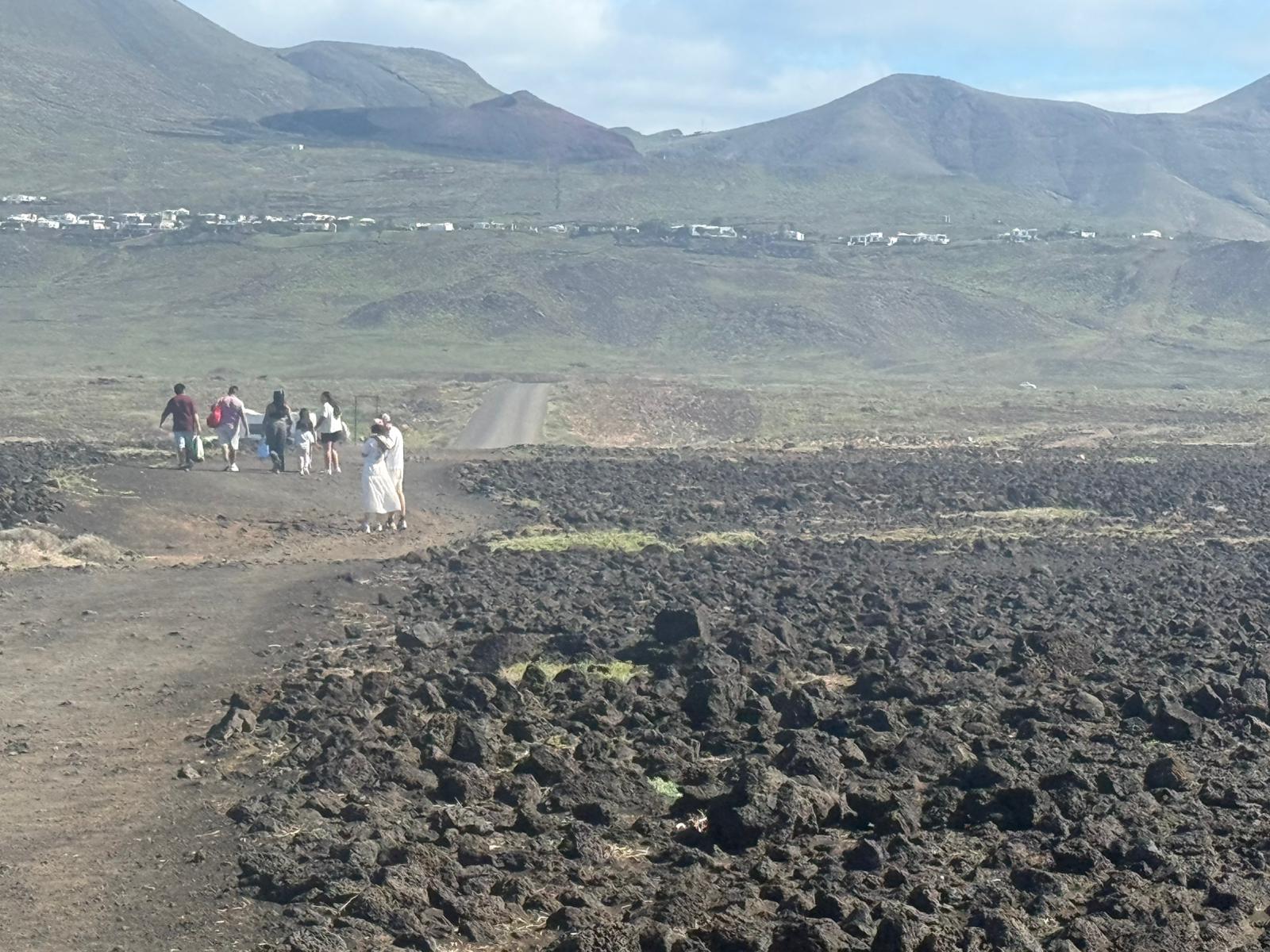 Turistas en 'Los Charcones' de Lanzarote.
