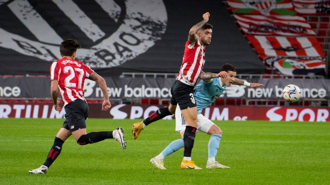 Unai Núñez pelea un balón durante el partido ante el Celta