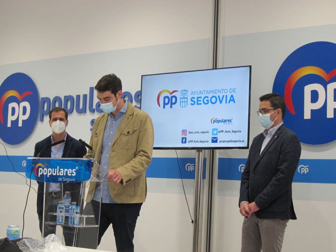 Pablo Pérez (izquierda), el empresario Gabriel Cobos y el concejal José Luis Horcajo