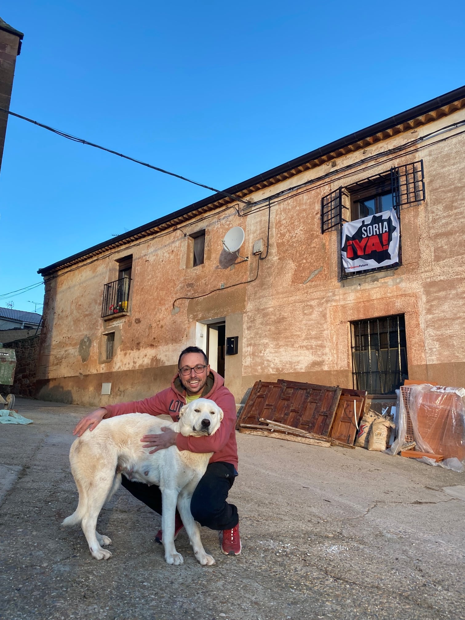 La casa de Pablo, con su perro, en Barcones.