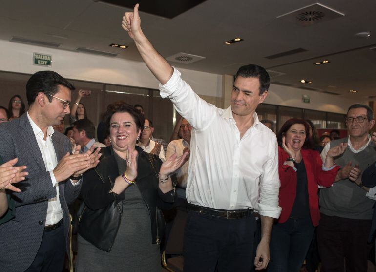 El secretario general del PSOE, Pedro Sánchez, saluda durante una reunión con militantes socialistas en Granada