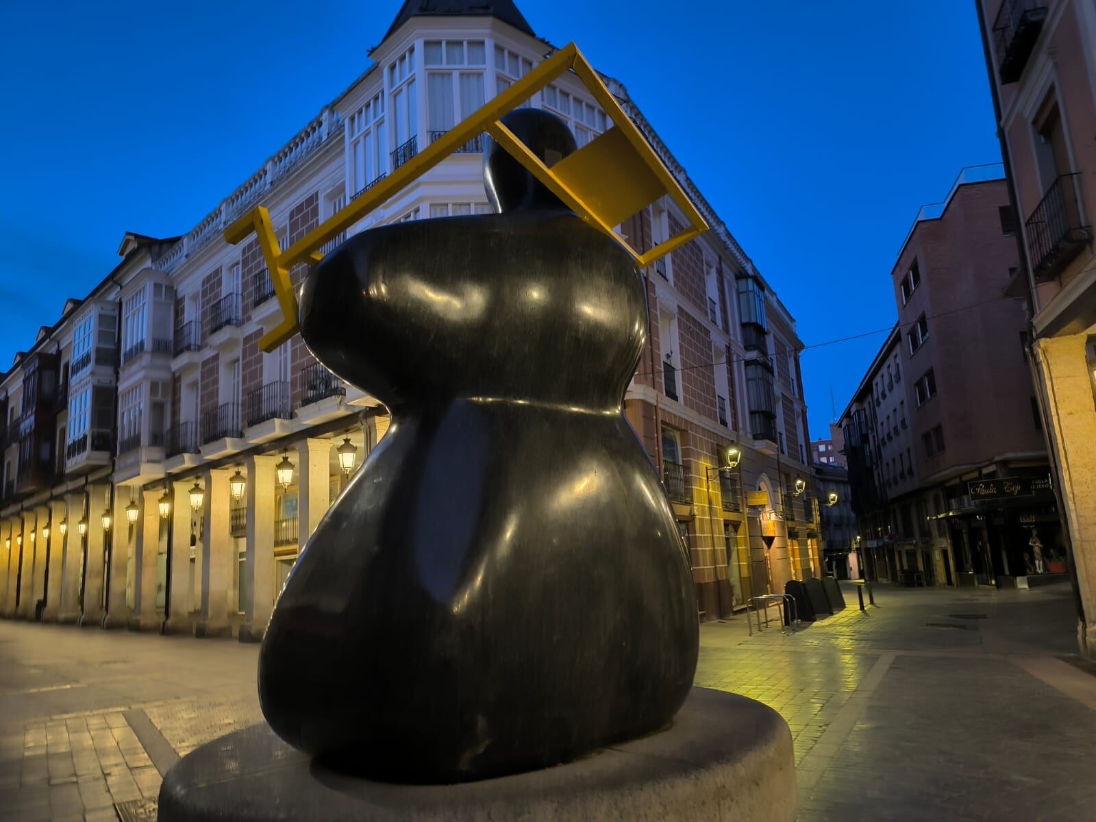 Peculiar &#039;collar&#039; con el que ha amanecido el monumento a la Mujer Palentina