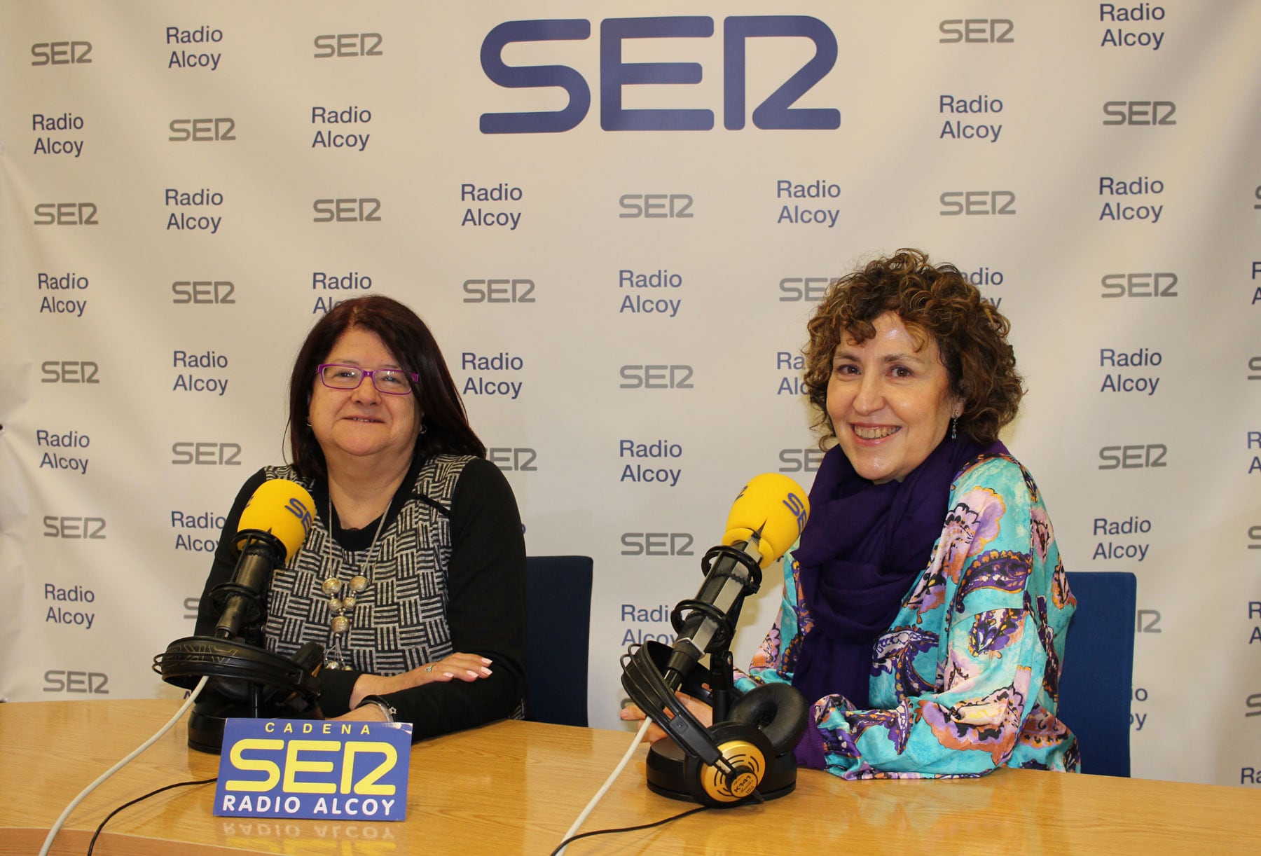 Lucía Pascual y Julia Company, en el estudio central de Radio Alcoy