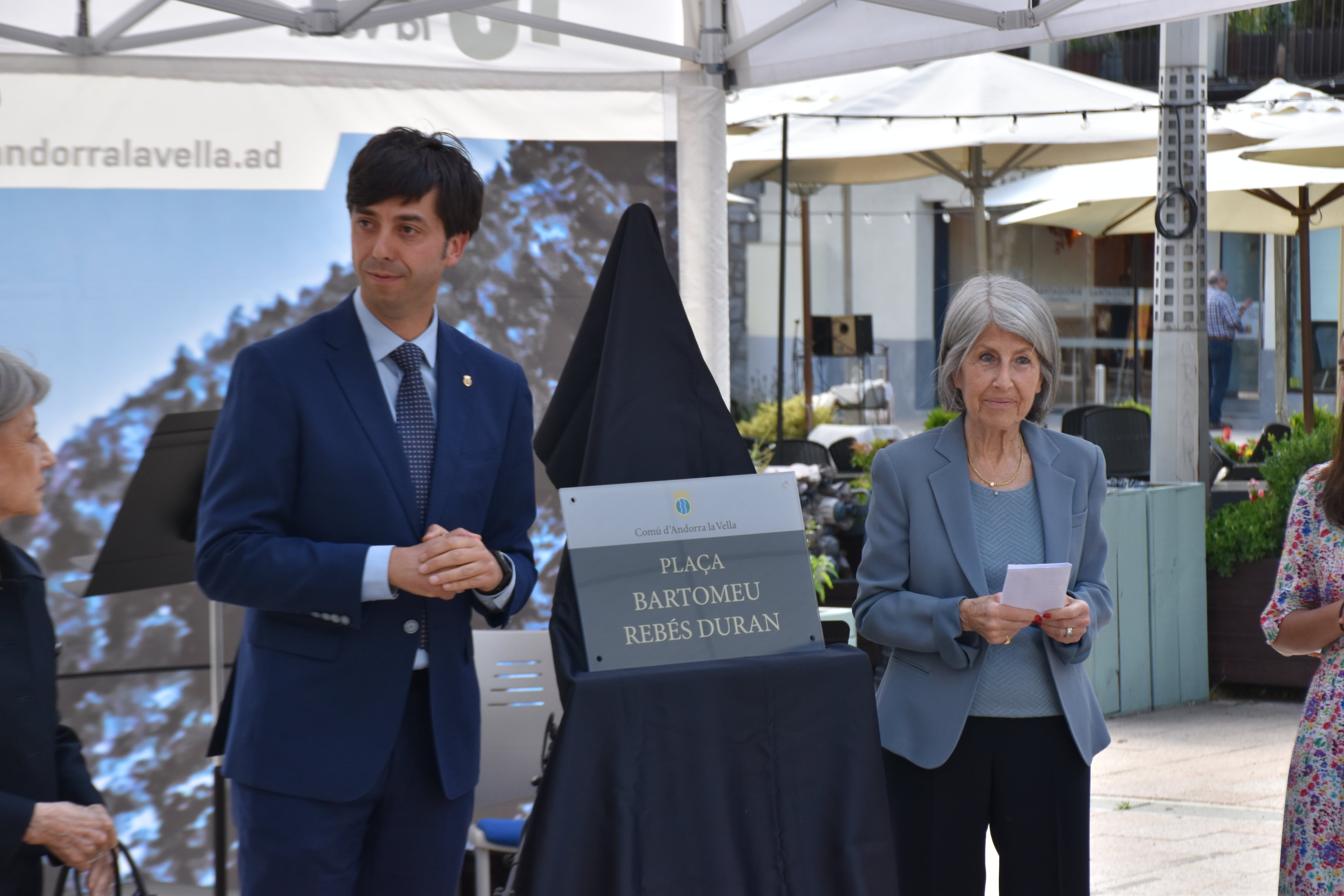 El cònsol major d'Andorra la Vella, Sergi González, i una de les germanes de Bartomeu Rebés.