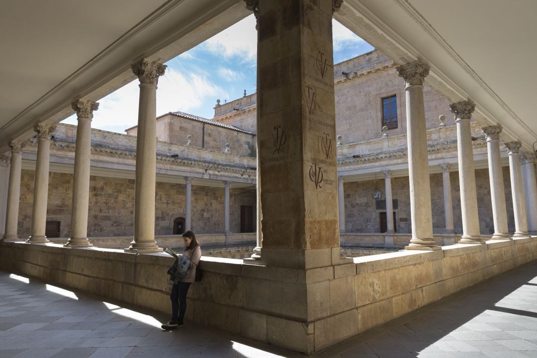 Una estudiante lee en el interior de la Facultad de Filología de la Universidad de Salamanca, una de las ciudades afectadas por la &quot;fuga&quot; de los jóvenes con estudios.