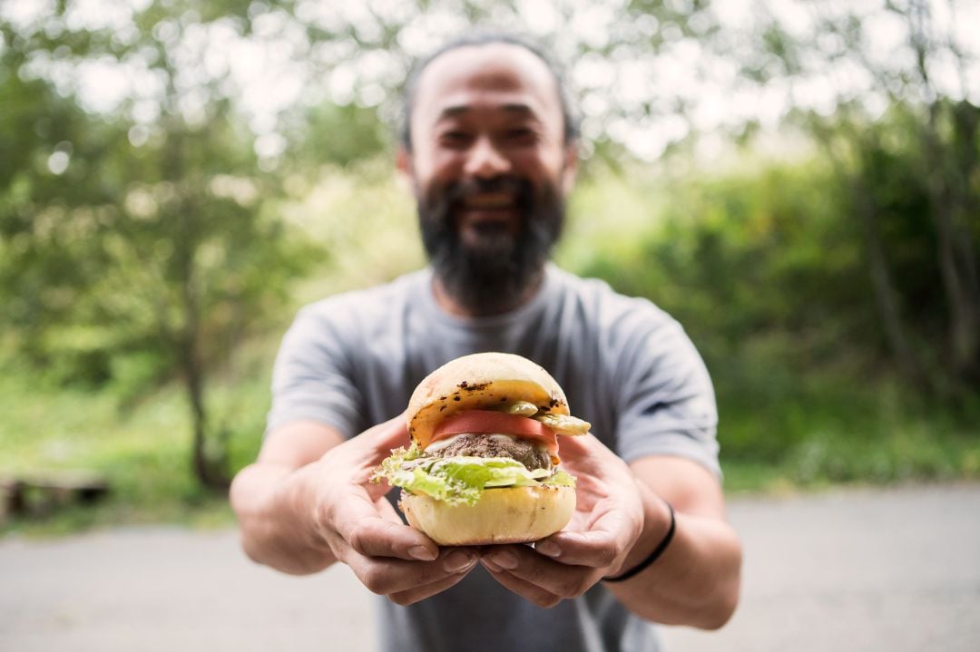 Si le da reparos consumir carne pero quiere comer una hamburguesa hoy puede recurrir a sucedáneos que recuerdan al original. Con legumbres y proteínas vegetales se consiguen mezclas que, al menos en los anuncios, dan el pego.