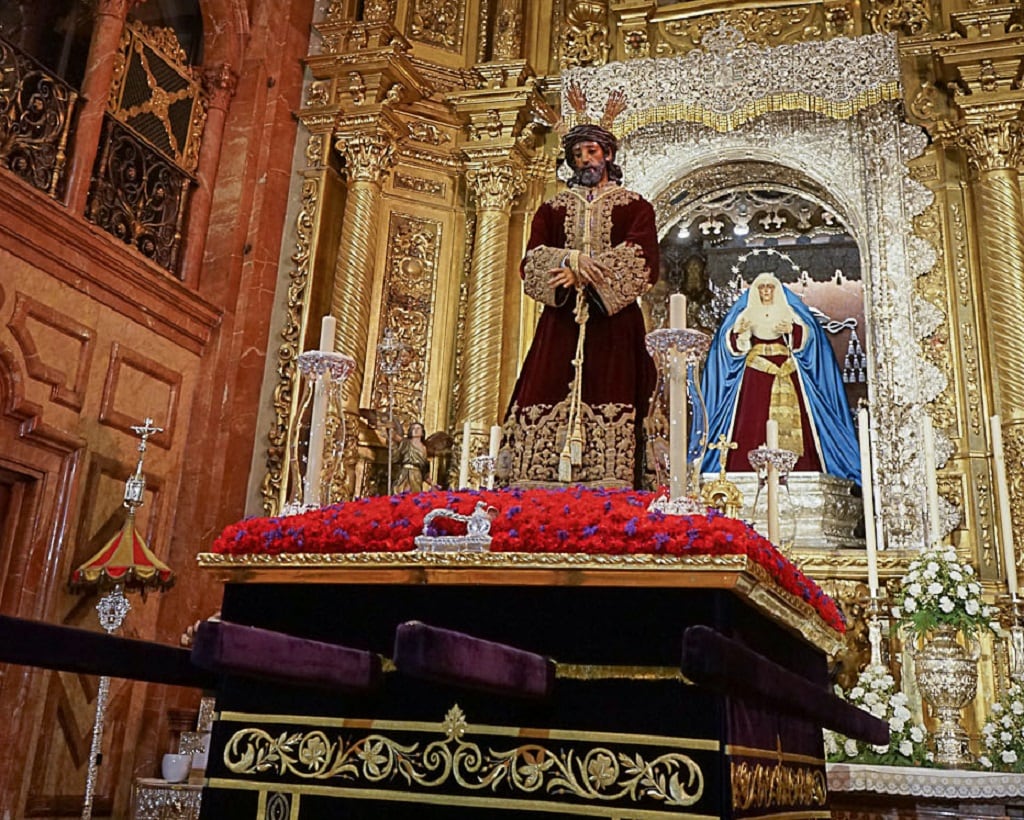 El Señor de la Sentencia sobre las andas en las que presidirá su tradicional vía crucis