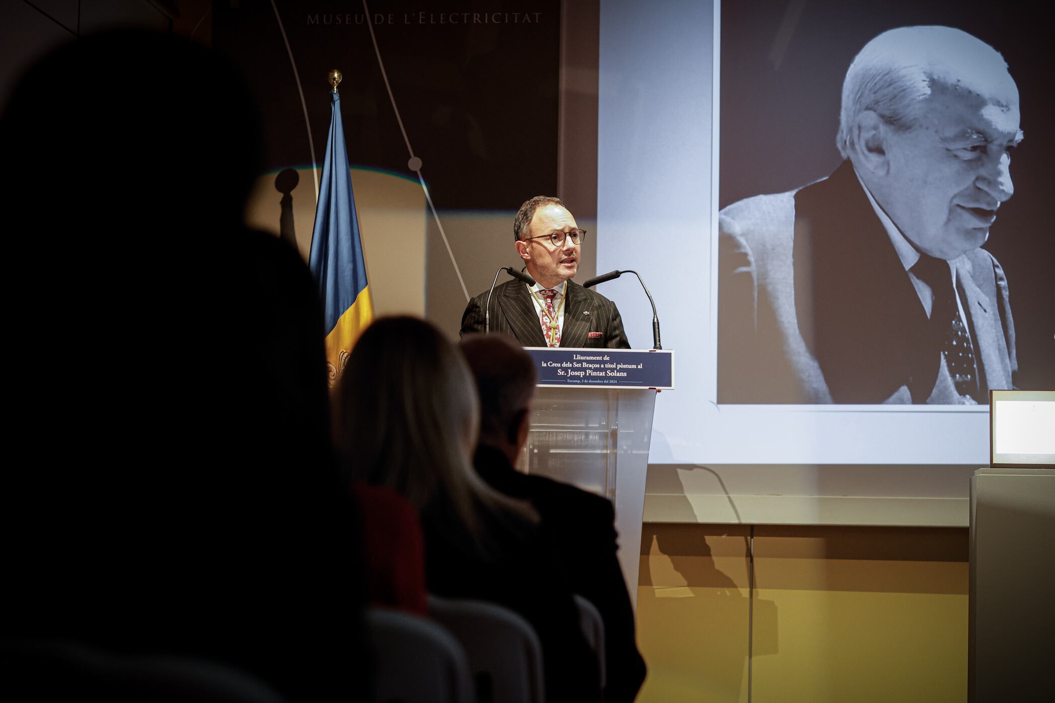 Un moment del discurs de Xavier Espot durant la cerimònia de condecoració de la Creu dels Set Braços a títol pòstum a l&#039;ex cap de Govern, Josep Pintat Solans, al MW Museu de l’Electricitat, a Encamp.