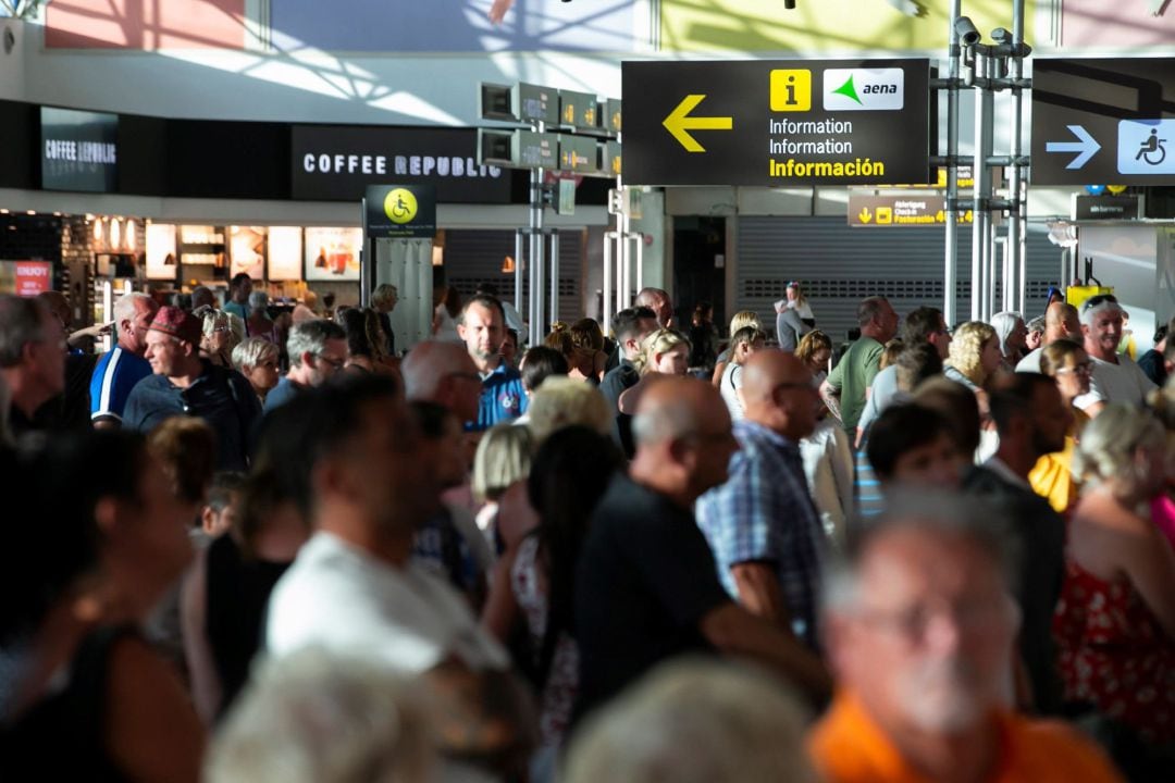 Pasajeros del turoperador británico Thomas Cook, en el aeropuerto de Gran Canaria