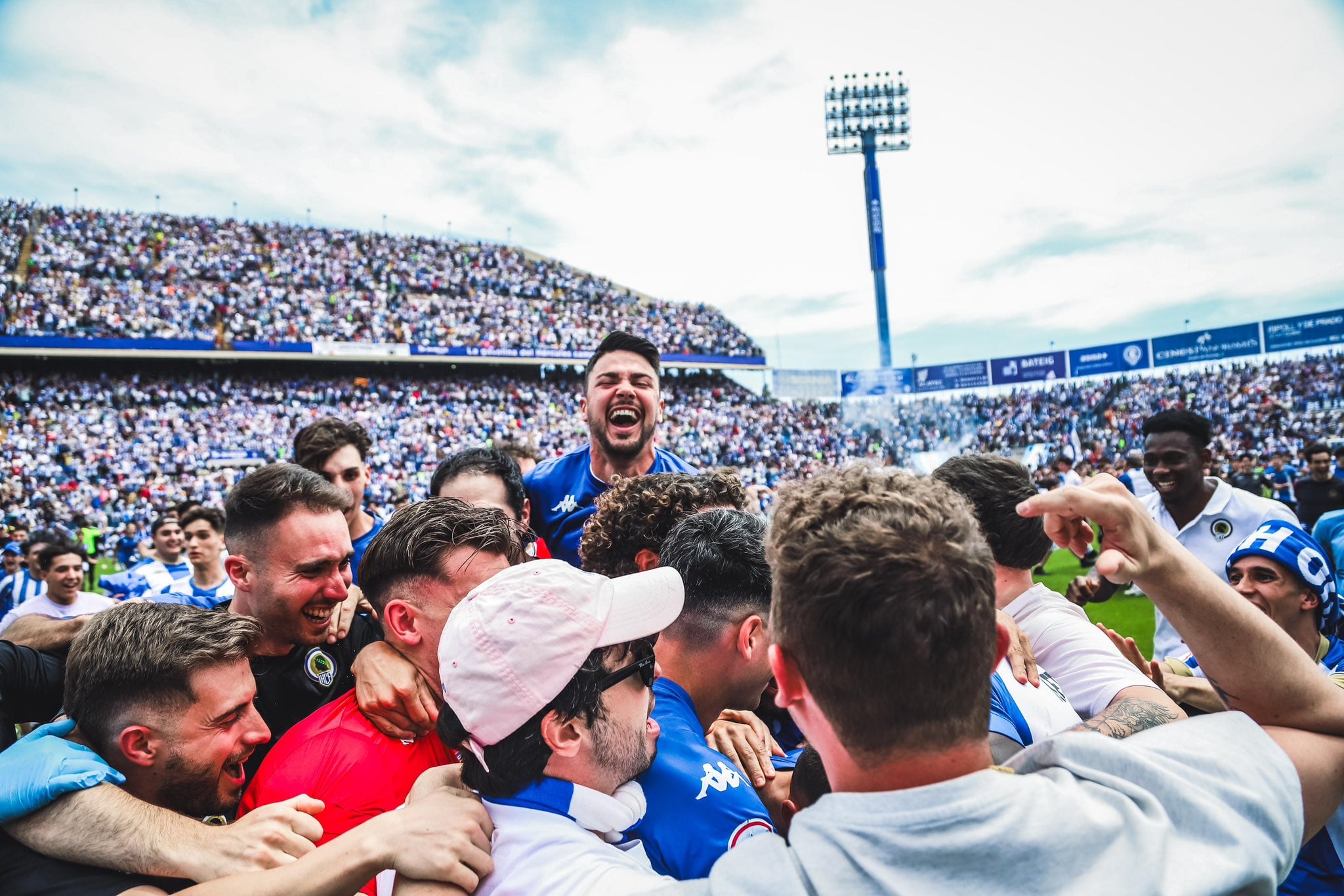 Celebración del ascenso del Hércules en el césped del Rico Pérez. Foto: Hércules CF