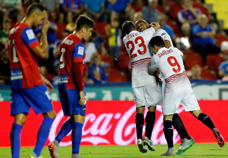 Coke y los franceses N'Zonzi y Gameiro, celebran el primer gol del equipo