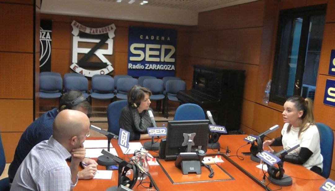 La candidata a la presidencia de Aragón por Podemos, Maru Díaz, en los estudios de Radio Zaragoza 