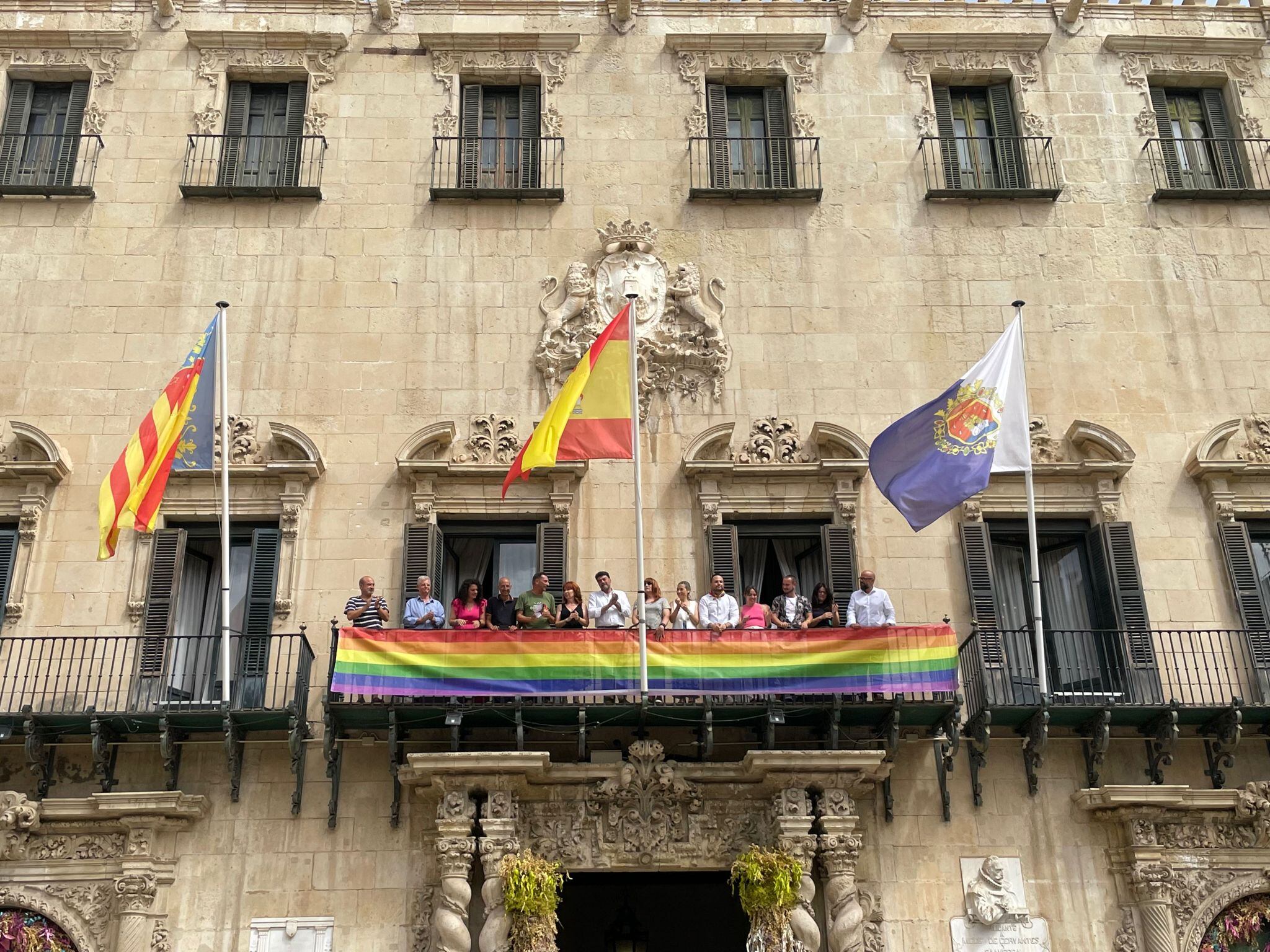 Bandera del Orgullo LGTBI en el ayuntamiento Alicante