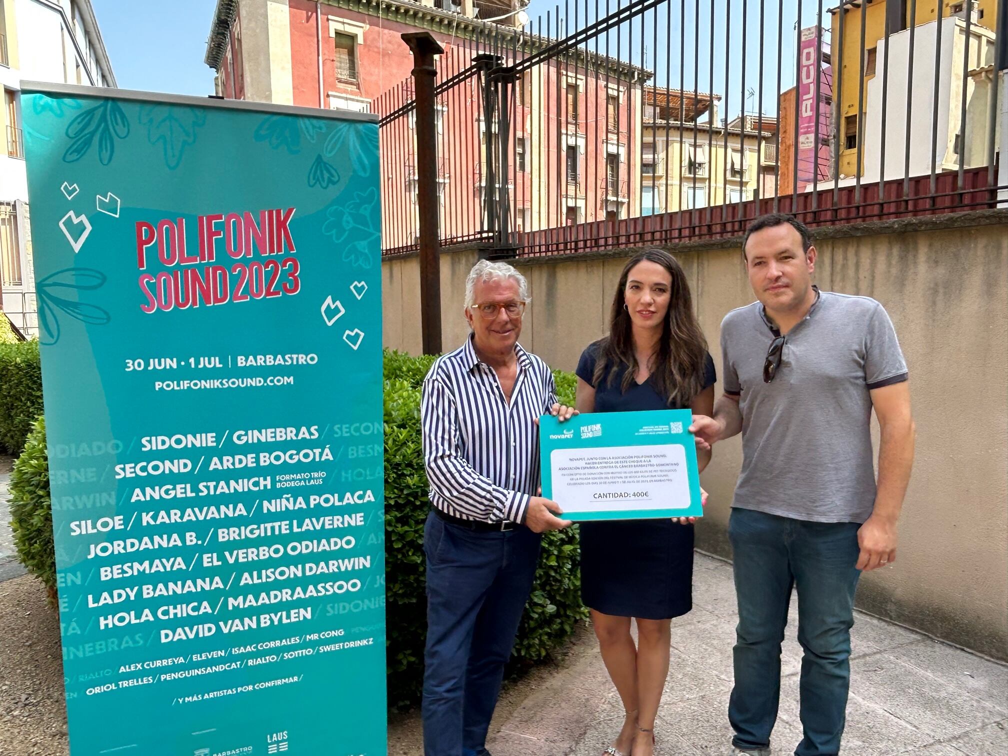 Entrega del cheque a la Asociación Española Contra el Cáncer Barbastro-Somontano