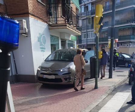 El vehículo sobre la acera