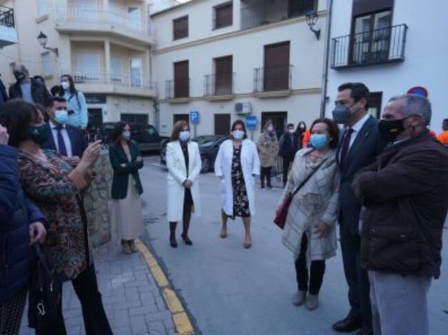 El presidente de la JUnta, Juan Manuel Moreno Bonilla, se fotografía, con vecinos de JImena