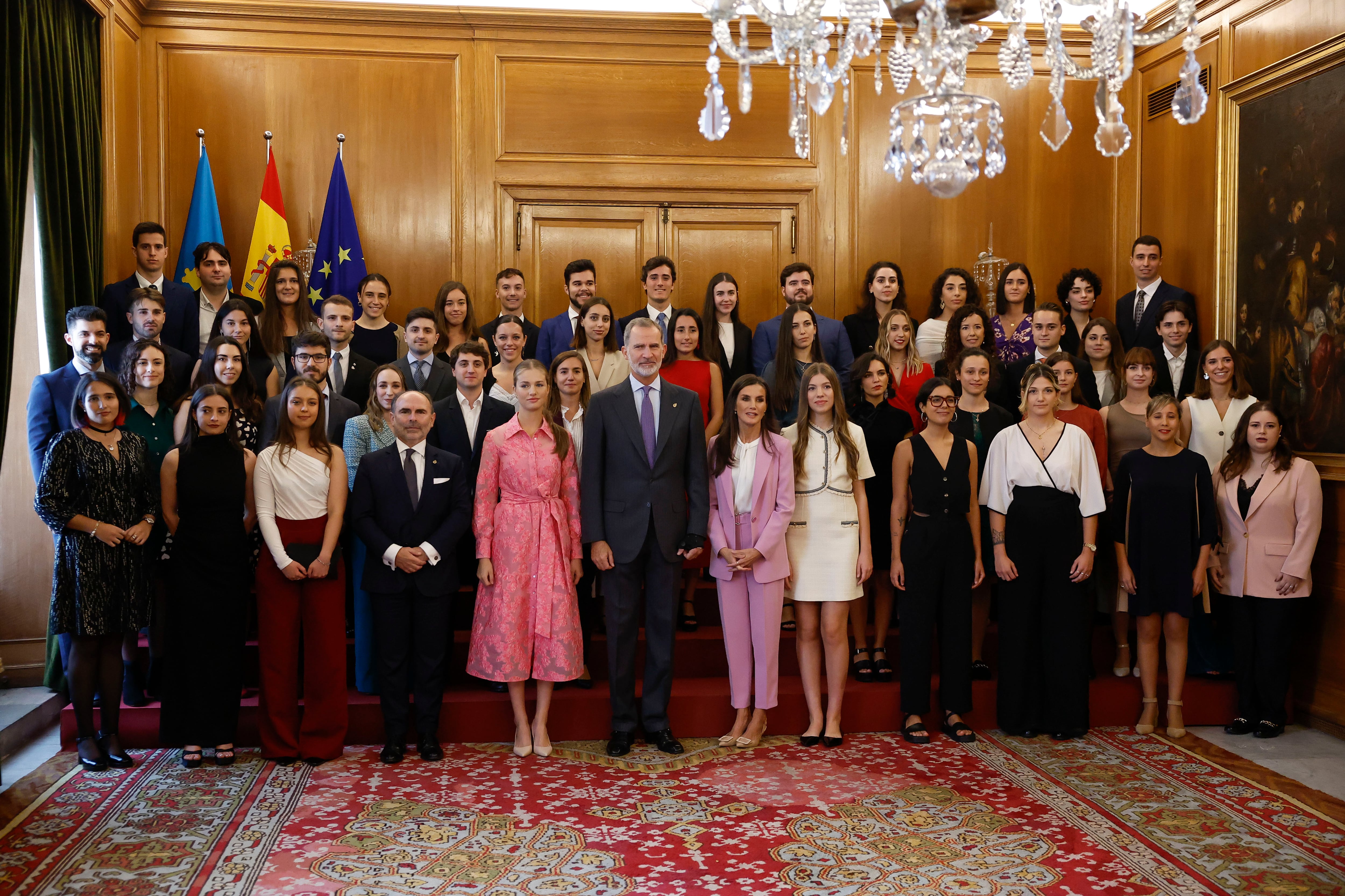 Los Reyes, Felipe y Letizia, la princesa Leonor y la infanta Sofía en la audiencia a los galardonados con los Premios Fin de Carrera 2022 de la Universidad de Oviedo