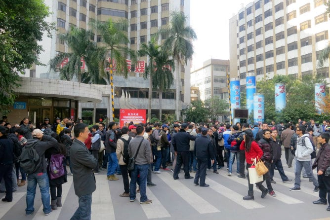 Los periodistas se manifiestan frente a la sede del periódico semanal del sur de Guangzhou